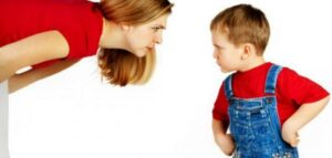 كيف أتعامل مع طفلي العنيد والعصبي: الإرشادات العملية