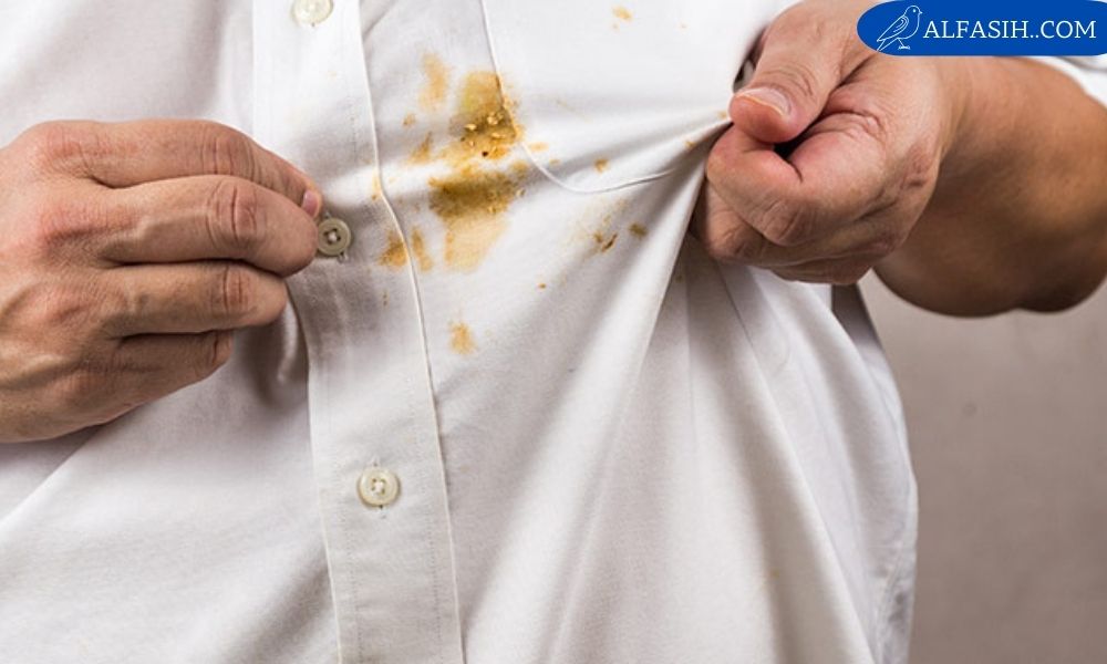 كيفية إزالة البقع من الملابس البيضاء بالكلور